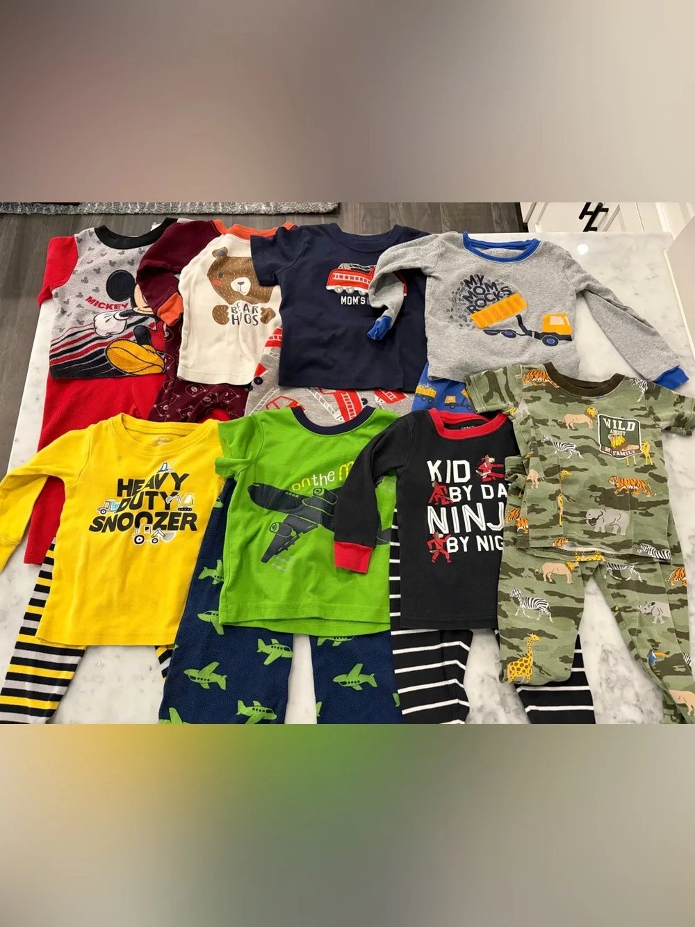 Bundle of 8 pajamas size 18 months